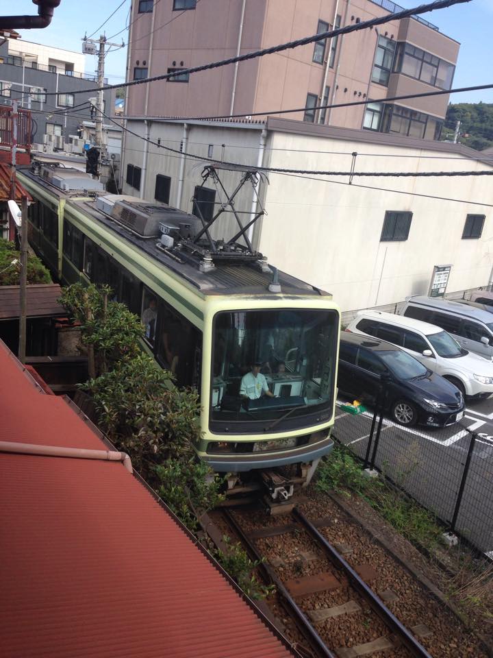 窓から江ノ電ビューな家